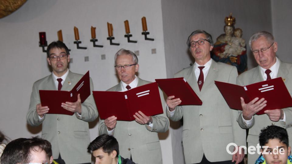 Der Viergesang vom Männergesangverein Gebenbach sorgte als harmonischer Klangkörper für Abwechslung im Programm und trug ebenfalls zum Gelingen des Adventskonzerts bei. Bild: ads