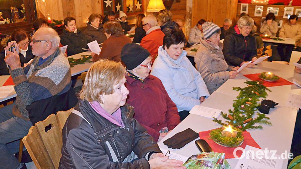 Festlich und gemütlich zugleich ist die Scheune bei der Adventsandacht eingerichtet. Bild: ü
