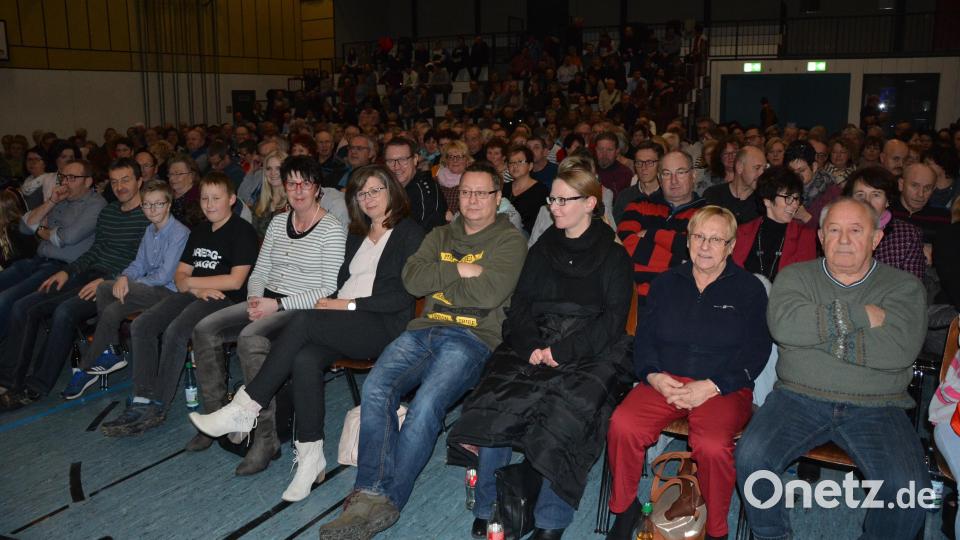 Gut fünfhundert Besucher kamen am Freitagabend zu Michl Müller in die Mitterteicher Mehrzweckhalle. Bild: jr