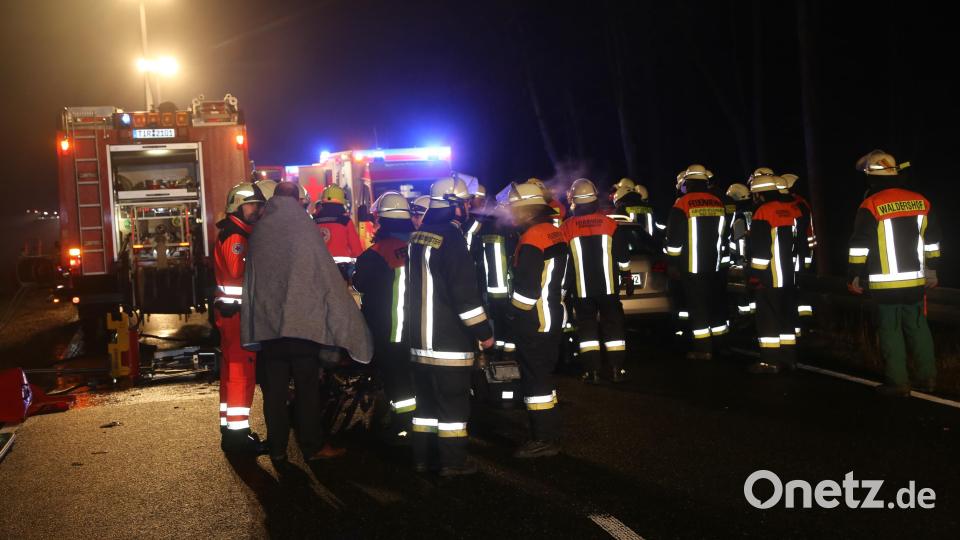 Zwei Autos stoßen auf der Staatsstraße 2177 bei Waldershof frontal zusammen. Bild: rw