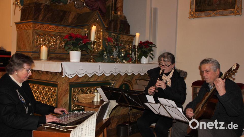Die Plößberger Saitenmusik, bestehend aus Zither, Klarinette und Gitarre, beteiligte sich wie die Jahre zuvor mit Instrumentalstücken am hervorragenden Weihnachtskonzert in der Pfarrkirche in Plößberg. Bild: flt