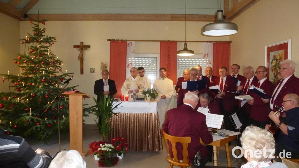 Weihnachtsfreude brachten Sänger und Saitenmusik aus Weiherhammer zum 21.Mal ins BRK-Heim Hammergmünd. Bild: bk