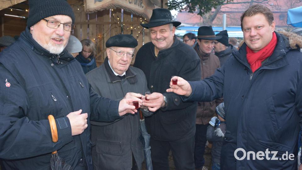 „Hanses Zaubertrunk“ schmeckt, davon überzeugen sich (von links) Pfarrer Anton Witt, Pater Hans Junker, Bürgermeister Johann Burger und Mitterteichs zweiter Bürgermeister Stefan Grillmeier. Bild: jr