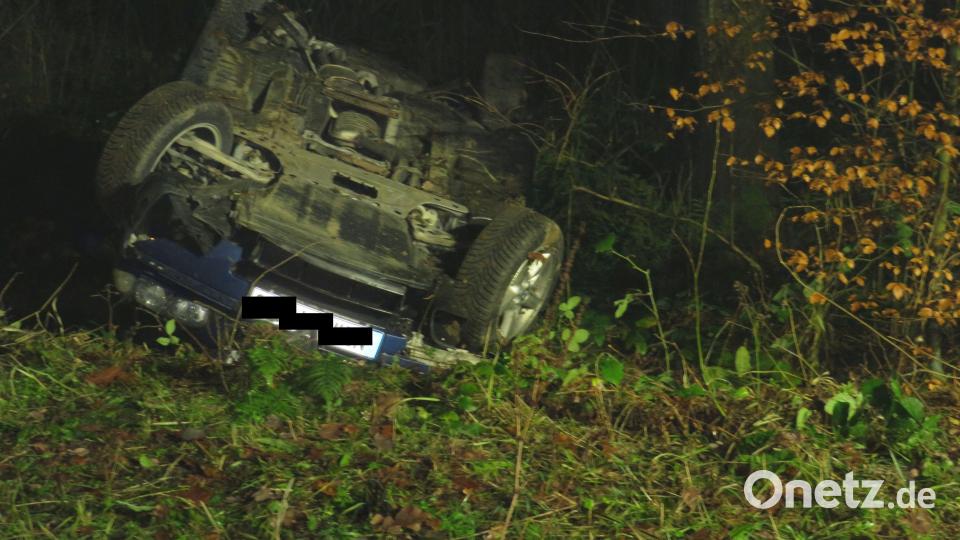 Der BMW bleibt auf dem Dach liegen. Bild: adj