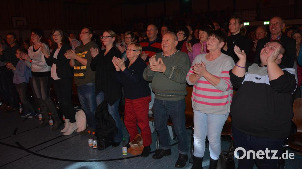 Zum Schluss der gut dreistündigen Show gibt es Standing Ovations für Michl Müller. Bild: jr