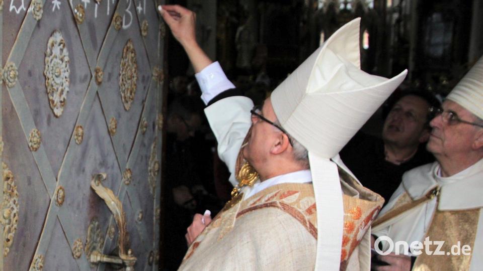 Der Regensburger Bischof Rudolf Voderholzer schreibt den Dreikönigssegen auf die Eingangstür zur Basilika in Kladruby/Kladrau. Archivbild: cr