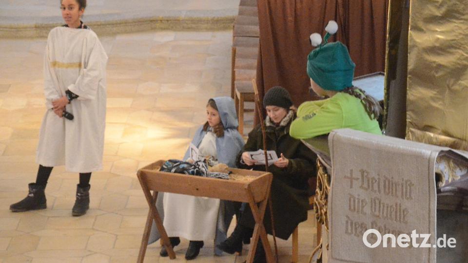 Ein kleiner, grüner Außerirdischer beobachtet beim Krippenspiel in St. Michael von seinem Raumschiff aus die Geburt Jeus. Bild: Kunz