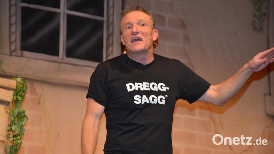 Einen bestens aufgelegten Michl Müller erleben die Zuschauer in der Mitterteicher Mehrzweckhalle. Scharfsinnig nimmt der Comedian Aktuelles aus Politik und Gesellschaft aufs Korn. Er kommt sympathisch, gewohnt lebensnah und authentisch rüber. Seine Fans sind begeistert. Bild: jr