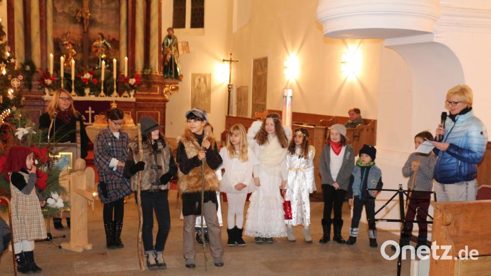 Das Krippenspiel unter der Leitung von Cheryl Frank und Elke Köstler-Wolf war wieder der Höhepunkt in der Christvesper in Neustadt am Kulm. Die Kinder verkörperten Menschen, die zwischen Hoffen und Zweifel standen und nicht immer der frohen Botschaft glauben konnten. Bild: rpp