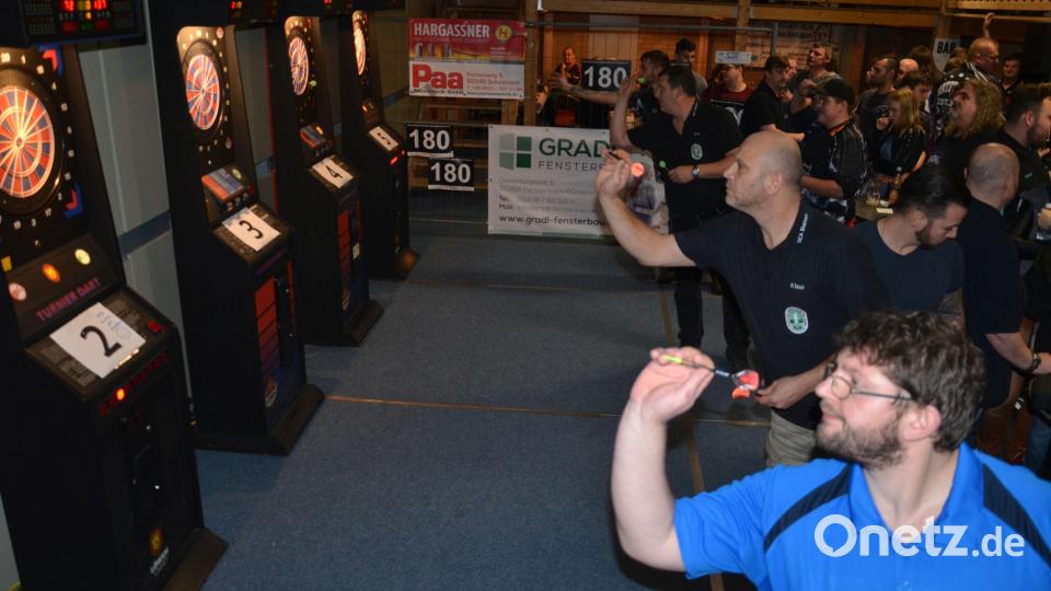 Bei der Dart Night in Altfalter waren alle Darter konzentriert bei der Sache. 96 Teilnehmer ermittelten an fünf Scheiben in einer über achtstündigen Spielzeit ihre Besten. Bild: ga