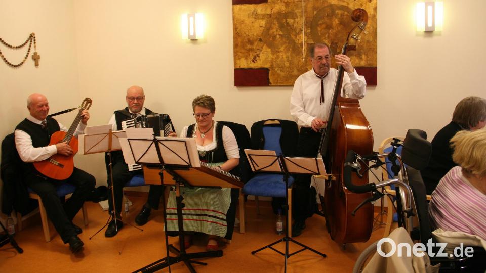 Die Stubnmusik aus Friedenfels umrahmt den vorweihnachtlichen Nachmittag im Senioren-Servicehaus. Bild: wro
