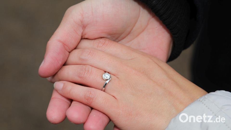 Ein ganz besonderer Verlobungsring. Andreas Götz ließ das Schmuckstück von denjenigen anfertigen, die auch den Ring aus "Herr der Ringe" geformt haben. Für den Filmfan und Wahl-Neuseeländer mehr als passend. Bild: Gerhard Götz