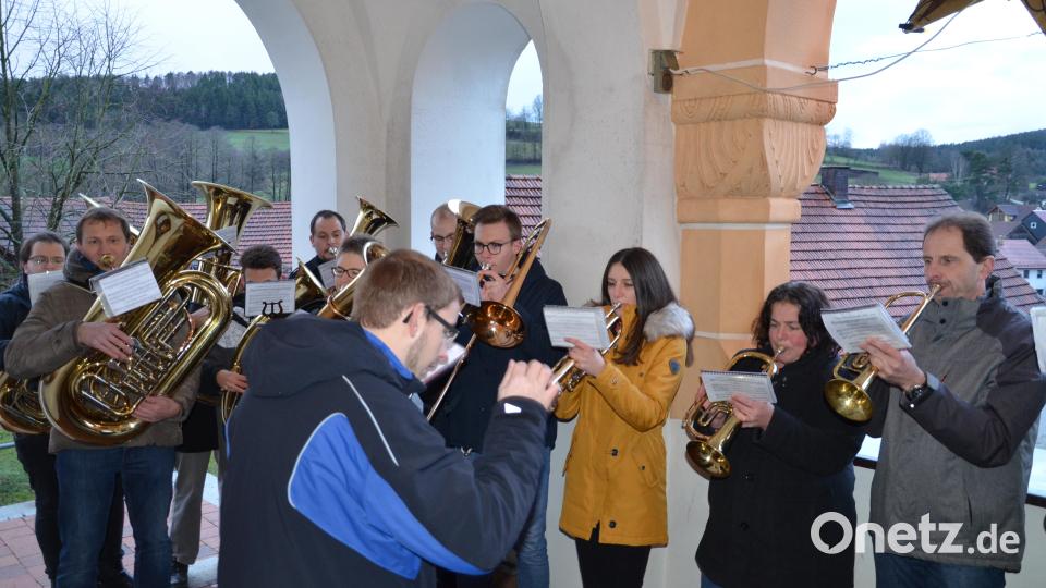 Die Blaskapelle Auerbachtal lud mir weihnachtlichen Liedern vom Portal der Unterauerbacher Pfarrkirche musikalisch zur Christmette ein. Bild: ga