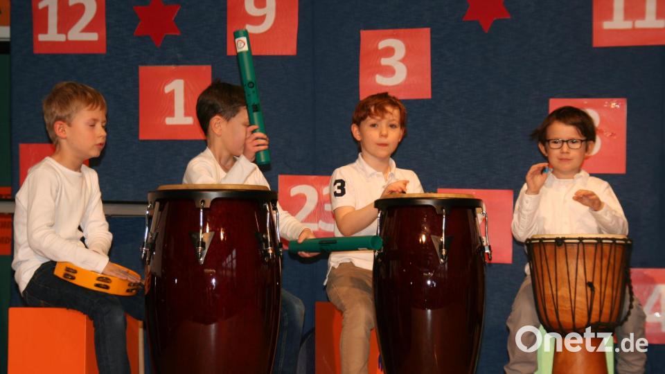 Die Mitglieder der Arbeitsgemeinschaft Percussion dürfen das Bühnenspektakel lautstark antrommeln. Bild: fpoz
