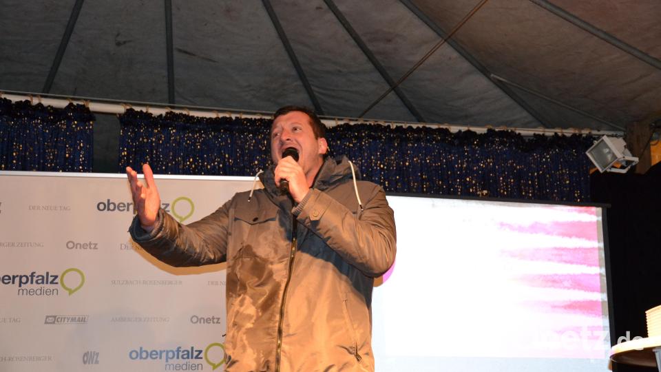 Karaoke am Weihnachtsmarkt begeistert Sänger und Zuhörer in Amberg und ist Kult. Bild: Enrico Hanf