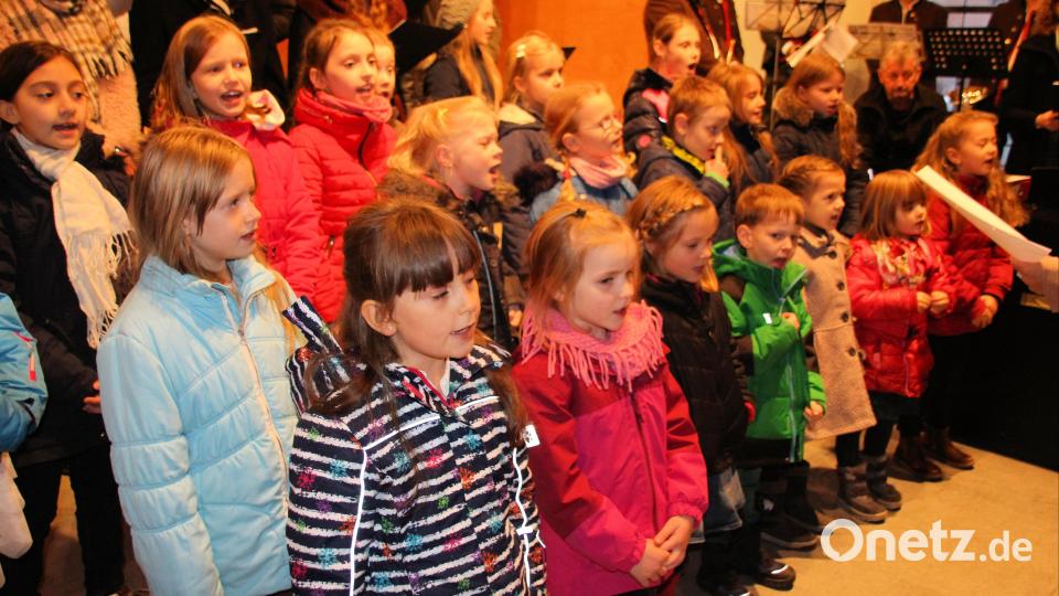 Die Kinderschola und Mitglieder von Corde vobiscum singen bei der Kinderkrippenfeier. Bild: bjo