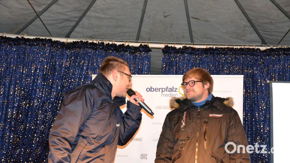 Karaoke am Weihnachtsmarkt begeistert Sänger und Zuhörer in Amberg und ist Kult. Bild: Enrico Hanf