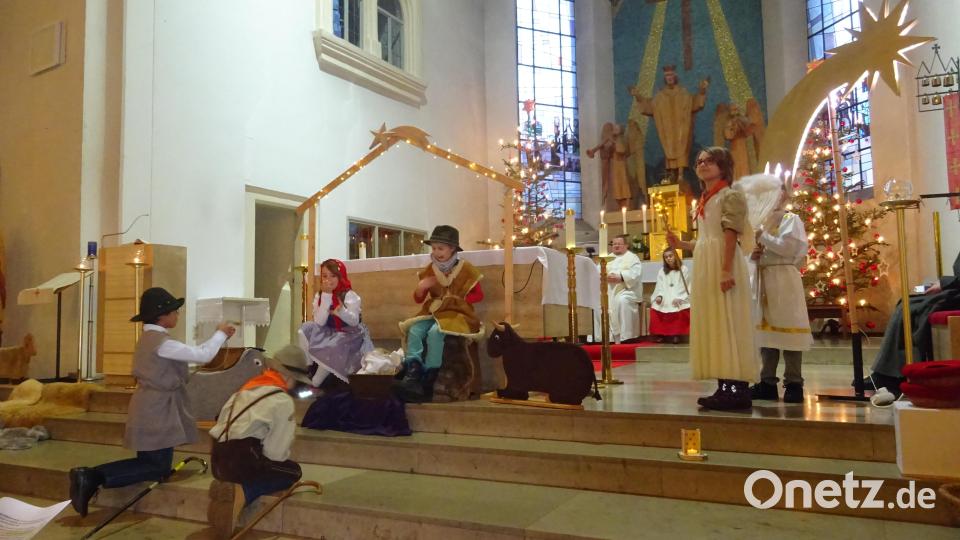 Der Stern zeigte den Hirten den Weg zur Krippe - zu Jesus und Maria und Josef vor dem Altar. Bild: wrm