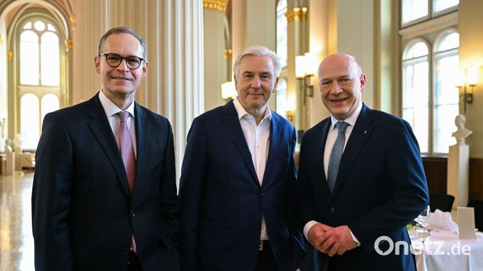 Der frühere Regierende Bürgermeister Klaus Wowereit zwischen seinen Nachfolgern Michael Müller (links, SPD) und Kai Wegner (rechts, CDU) im Jahr 2025. (Archivbild) Bild: Soeren Stache/dpa