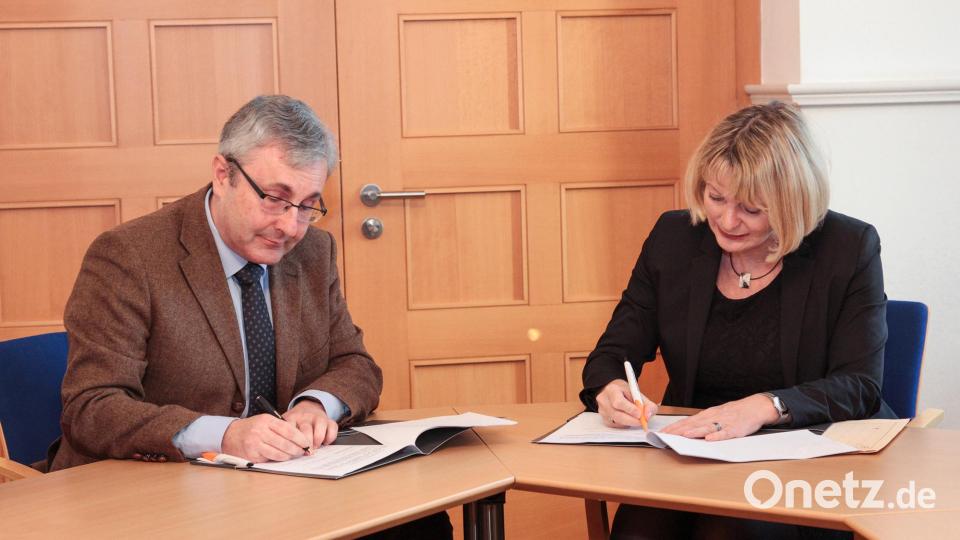 Jürgen Hollatz, Regionalleiter bei Siemens für Professional Education in Süddeutschland, und OTH-Chefin Professor Andrea Klug unterzeichnen die Kooperationsvereinbarung. Bild: Wiesel/OTH Amberg-Weiden
