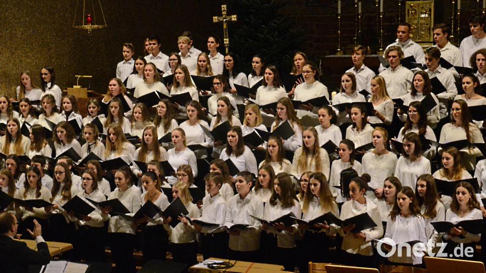 Kammerchor, Vokalensemble und Unterstufenchor interpretieren zum Abschluss "You raise me up". Bild: Kunz