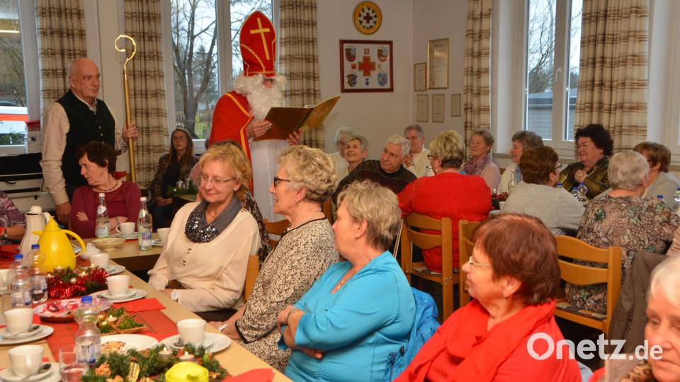 Christus geht auch am Heiligabend durch die Krankenhäuser. Für die Kranken scheint an Weihnachten ein Licht, aus dem sie Kraft schöpfen können. In der Krebsselbsthilfegruppe von Lotte Hofmann zog am vierten Adventssonntag im Rotkreuzhaus Ruhe und Besinnlichkeit ein. Der Nikolaus brachte Geschenke. Bild: dob