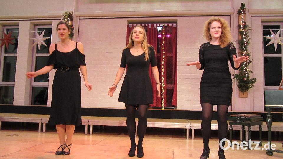 Simona Hellwig, Tatjana von Waechter und Laura Klenk (von links) heizen die weihnachtliche Vorfreude mit einem beschwingten Spiritual an. Bild: Anke Schäfer