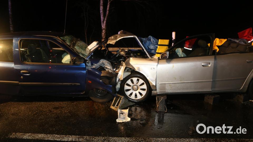 Zwei Autos stoßen auf der Staatsstraße 2177 bei Waldershof frontal zusammen. Bild: rw