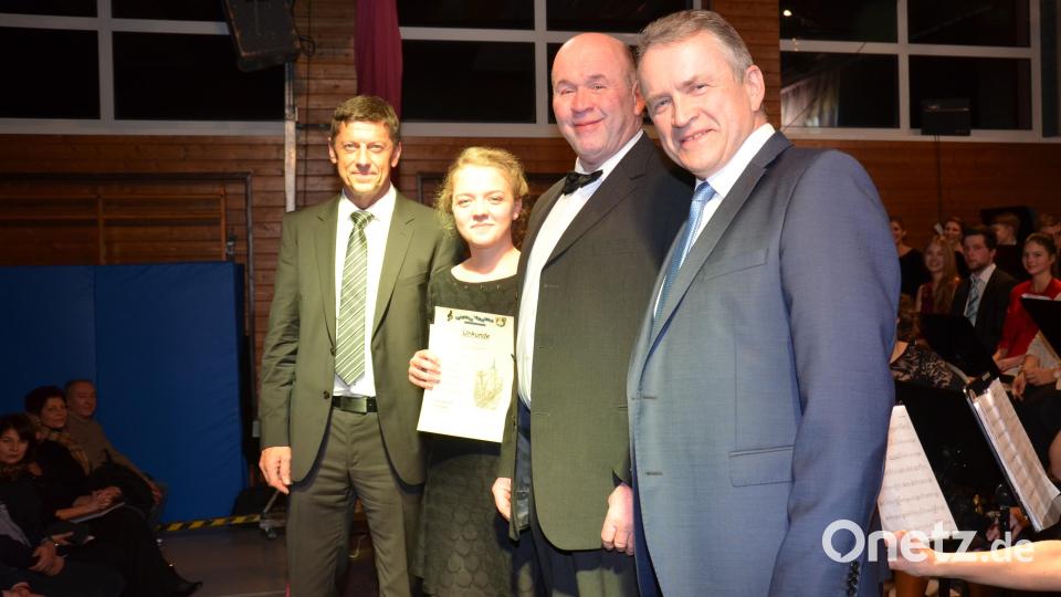 Mitten drin im Konzert ehrten Vorsitzender Manfred Eberlein (links), Stellvertreter Josef Schmucker und musikalischer Leiter Hermann Mack (von rechts) Walburga Puff, der das goldene Leistungsabzeichen gelang. Bild: fjo