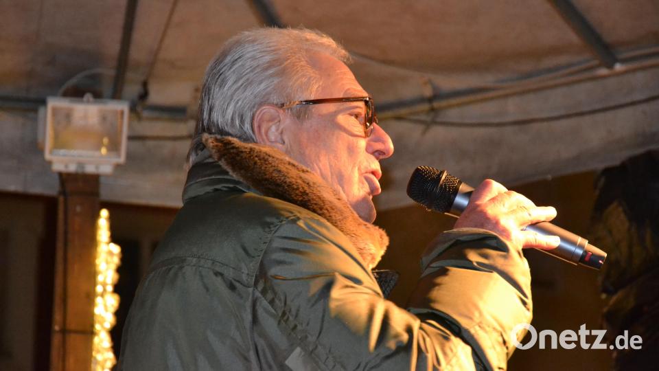 Karaoke am Weihnachtsmarkt begeistert Sänger und Zuhörer in Amberg und ist Kult. Bild: Enrico Hanf
