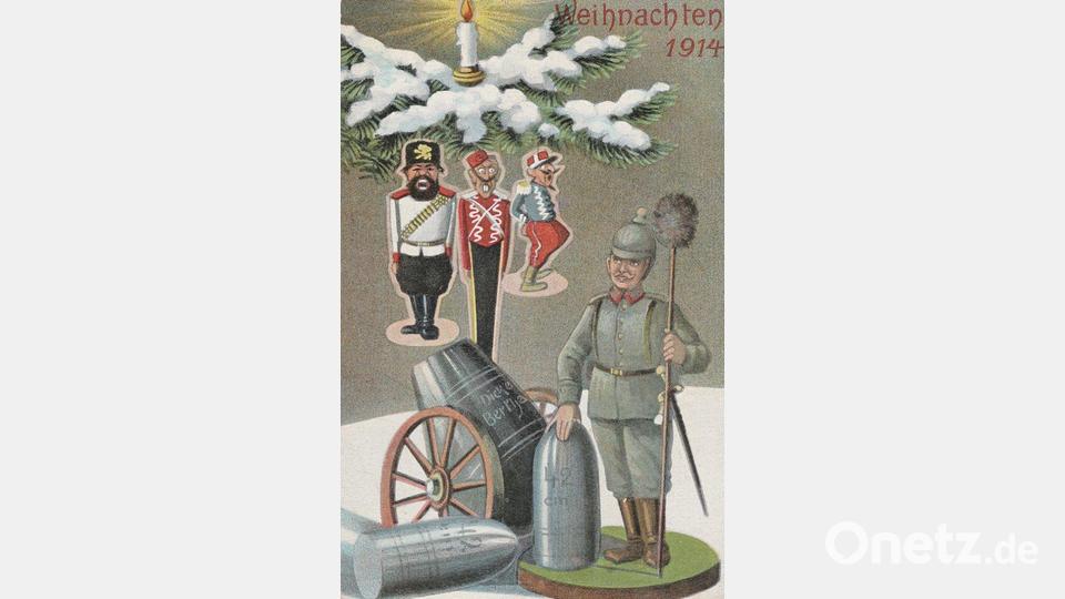 Diese gemalte Weihnachtskarte zeigt die damaligen Feinde Deutschlands, aufgehängt an einem Tannenzweig. Der stereotypisierte Deutsche zielt mit der „Dicken Berta auf sie. Bild: exb