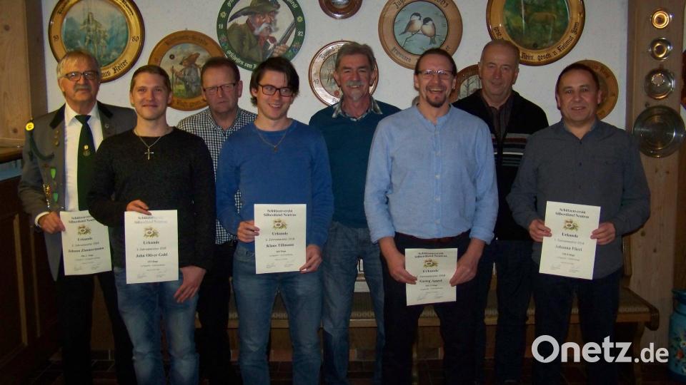 Die Schützenklasse mit Schützenmeister Hans Roth (rechts) und Ehrenschützenmeister Johann Zimmermann (links). Bild: rrd