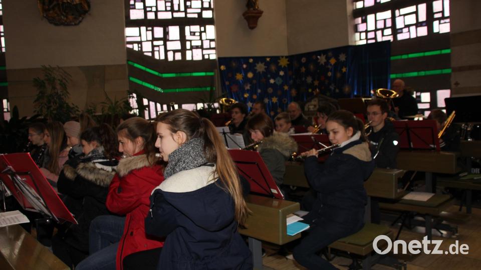 Beim Adventskonzert in Gebenbach gab das Nachwuchsorchester der Blasmusik Gebenbach mit beliebten internationalen Weihnachtsmelodien eine Kostprobe seines Könnens. Bild: ads