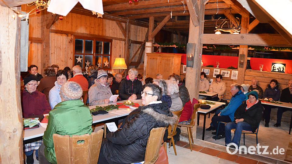 Festlich und gemütlich zugleich ist die Scheune bei der Adventsandacht eingerichtet. Bild: ü