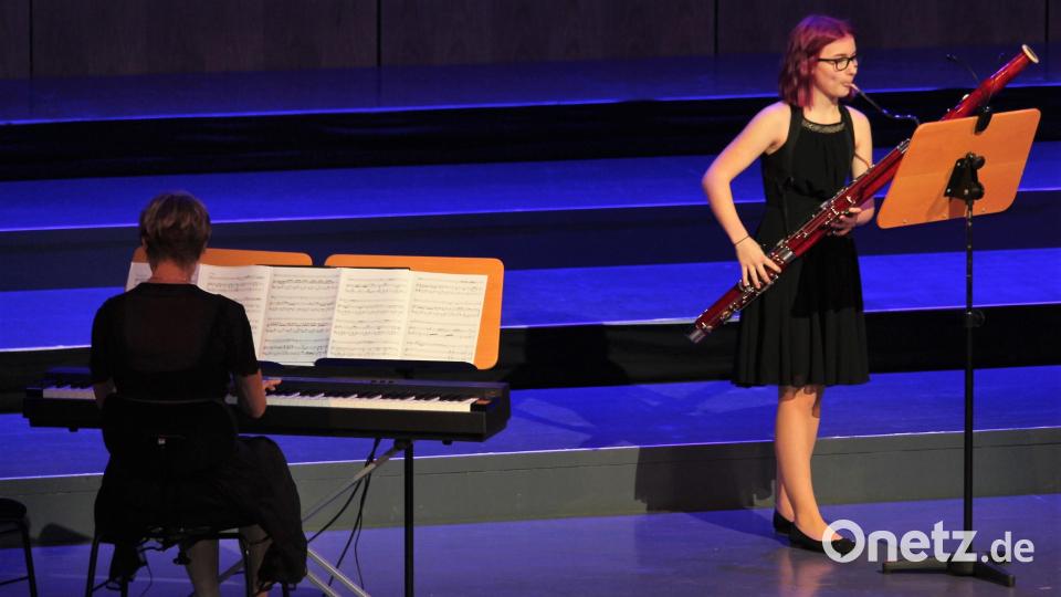 Der Cousin vom Urgroßvater komponierte das Stück der Solistin am Fagott: Katharina Stoiber spielt "Mein Teddybär" in Begleitung von Christine Uhle am Klavier. Bild: Dagmar Williamson