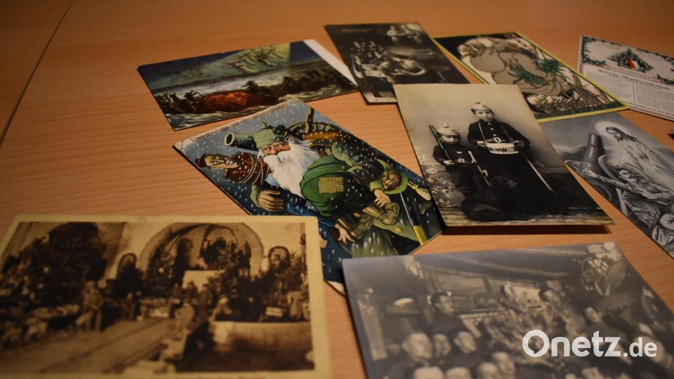 Arno und Tobias Damberger sammelten Hunderte von Feldpostkarten, auch mit Weihnachtsmotiven. Sie spiegeln den Zeitgeist der Epoche wieder und instrumentalisieren das Fest für Propaganda in Bezug auf Militarismus, Nationalismus und Krieg. Bild: lue