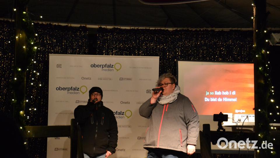 Karaoke am Weihnachtsmarkt begeistert Sänger und Zuhörer in Amberg und ist Kult. Bild: Enrico Hanf