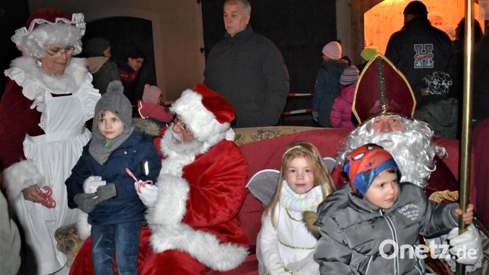 Die Kinder ließen sich mit Nikolaus, Santa Claus, Misses Claus und dem Engel fotografieren. Bild: rgr