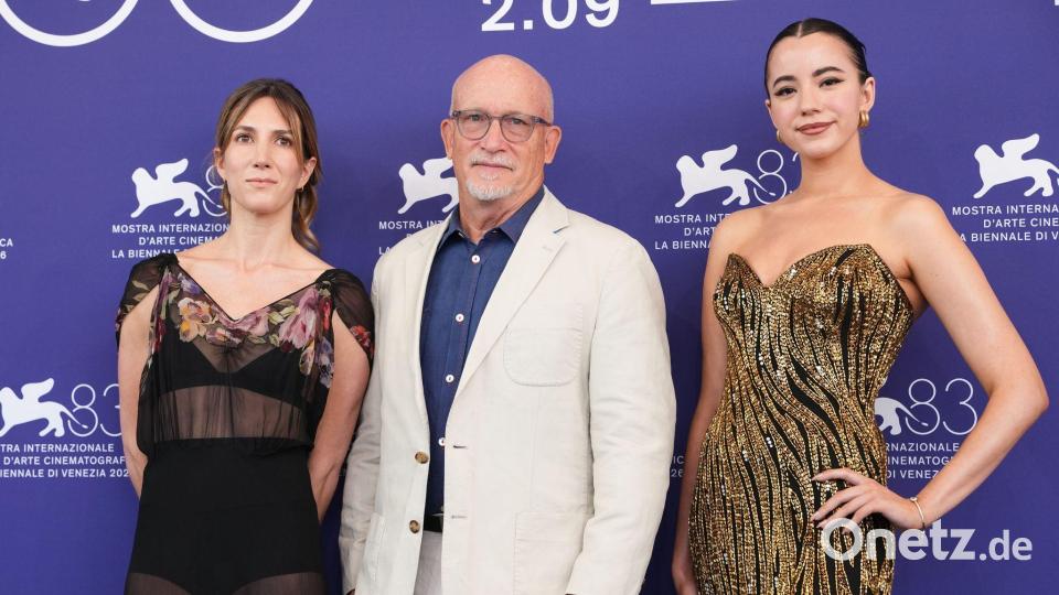 Die Journalistin Zoë Schiffer, Regisseur Alex Gibney und Ashley St. Clair vor der Pressekonferenz zum Film. Bild: Scott A Garfitt/Invision/AP/dpa