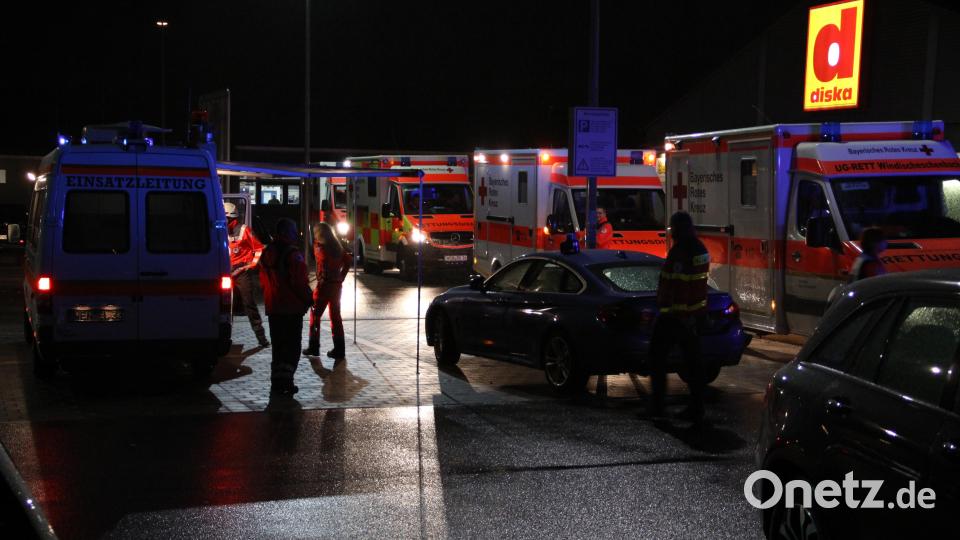 Einsatzleitung auf einem Discounter-Parkplatz. Bild: za