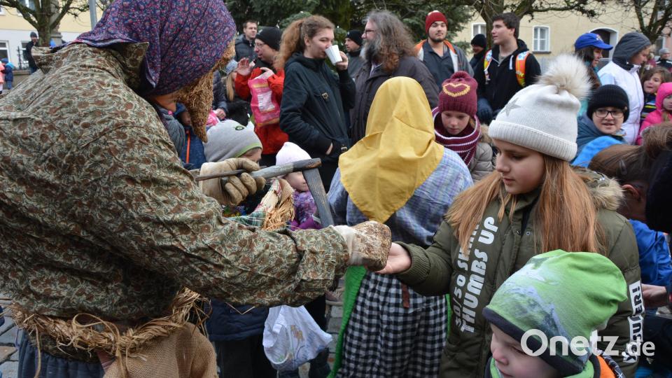 Mit Brotresten gelingt es, die Waldspechte milde zu stimmen. Im Gegenzug gibt es Süßes für die Kinder. Bild: jr