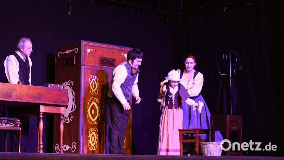 Die kleine Emma ist schwerkrank. Bob Cratchit scheint förmlich daran zu zerbrechen, seiner Tochter nicht aus eigener Kraft helfen zu können. Einen verzweifelten Hilfsappell an seinen Chef Scrooge wehrt dieser ebenso lapidar wie kaltherzig ab. Bild: Freya Stöckl