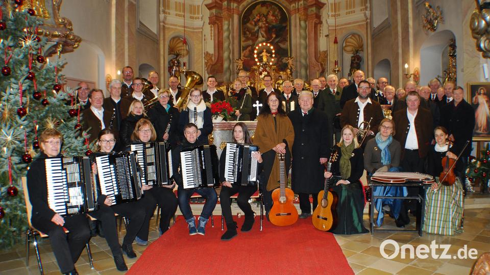 Die Mitwirkenden des Weihnachtskonzertes: 1. Akkordeonorchester Waldsassen (links), Das Neualbenreuther Zwio Monika Kunz und Franz Danhauser (Mitte), die Neualbenreuther Saitn-Musik (rechts sowie der Männergesangsverein und die Blaskapelle Ernestgrün im Hintergrund mit Bürgermeister Klaus Meyer (ganz links hinten) Bild: enz