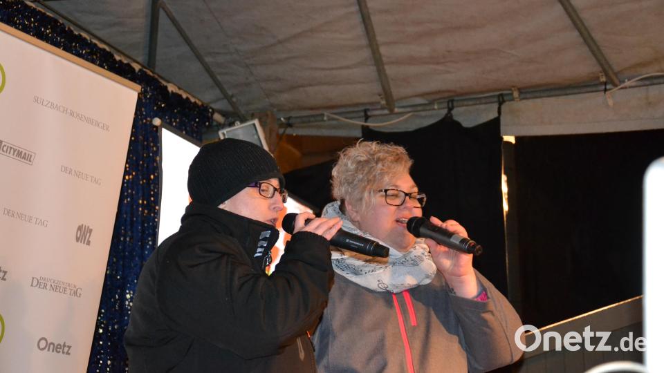 Karaoke am Weihnachtsmarkt begeistert Sänger und Zuhörer in Amberg und ist Kult. Bild: Enrico Hanf