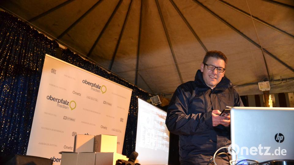 Karaoke am Weihnachtsmarkt begeistert Sänger und Zuhörer in Amberg und ist Kult. Bild: Enrico Hanf