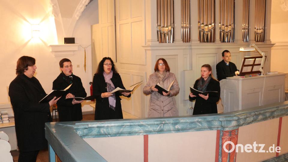 Die Gesangsschüler von Anneliese Meyer-Adam singen auf der Empore. Pfarrer Hartmut Klausfelder begleitet sie auf der Orgel. Bild: rpp