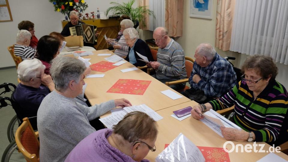 Eifrig probten zirka 30 Seniorinnen und Senioren des Caritas-Altenheimes St. Josef in Pressath mit „Animateur“ Günther Hösl (links) die Wiegenlieder ein, die am Heiligen Abend in der Hauskapelle gesungen werden. Bild: do
