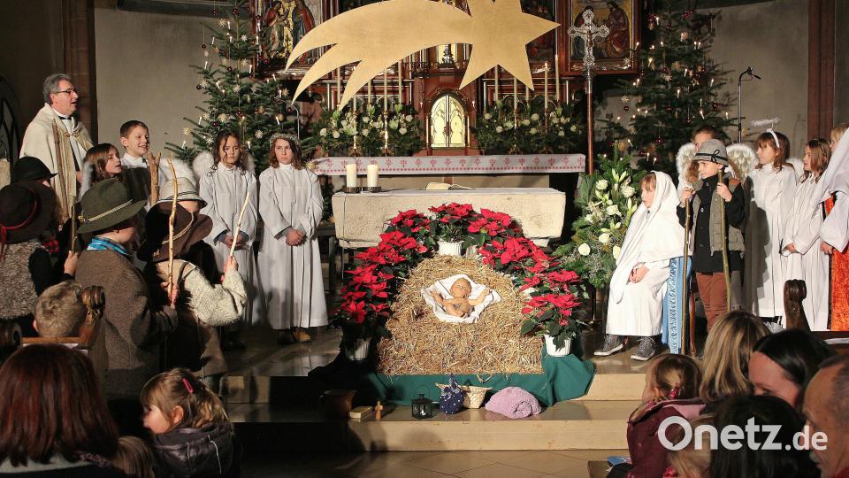 Nach dem „Einläuten“ der besonderen Nacht begann in der Pfarrei Sankt Johannes Nabburg der Heilige Abend das Krippenspiel der Kinder. DAbei wird klar: Gott ist als Kind auf die Welt gekommen. Bild: bph