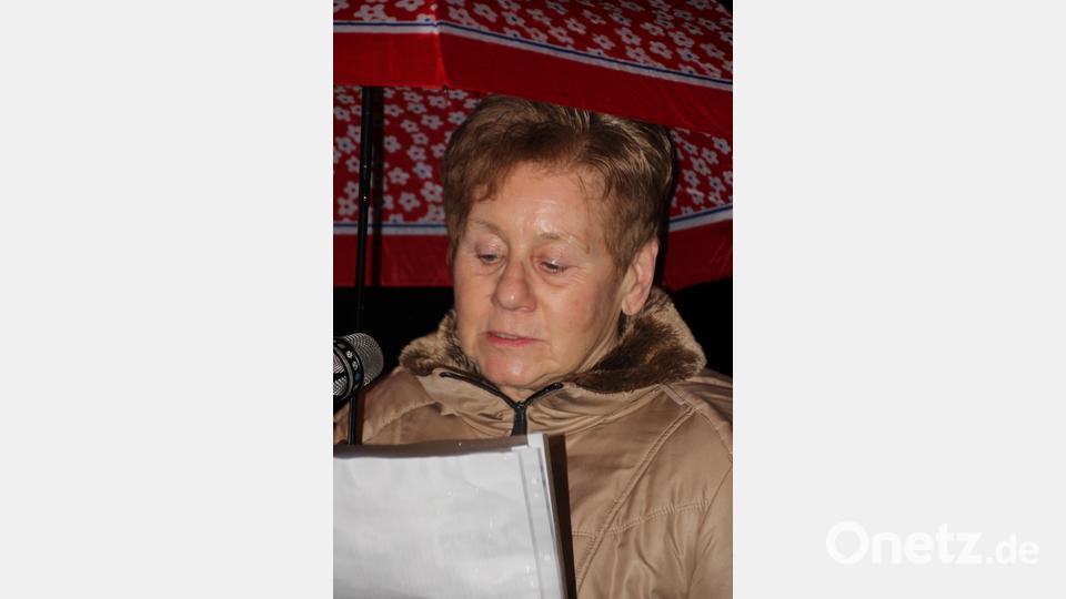 Erika Fennerl trägt vorweihnachtliche Geschichten und Gedichte vor. Bild: kro