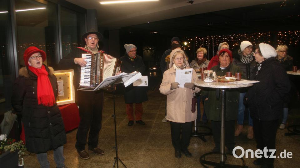 Gemeinsam mit "Wiesawie" - Martina Koller und Karl-Heinz Konrad - wurden am Rathaus Weihnachtslieder angestimmt. Bild: wro